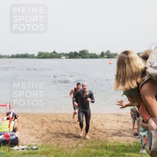 21.06.2025 - 27. Vierlanden-Triathlon MichiJ http://msf.ph/oto/8028799 15.06.2026 10:59:02 Schwimmen 706, 709, 760 meine-sportfotos.de