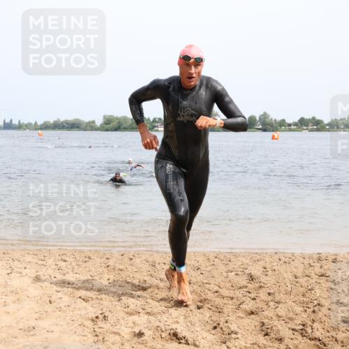 15.06.2025 - 27. Vierlanden-Triathlon Lena Gebhardt http://msf.ph/oto/8028805 15.06.2025 11:03:39 Schwimmen 766, 810, 822 meine-sportfotos.de