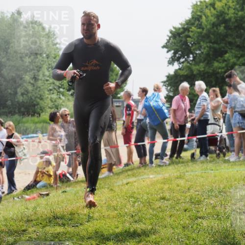 15.06.2025 - 27. Vierlanden-Triathlon KatJ http://msf.ph/oto/8028810 15.06.2025 11:03:56 Schwimmen 773 meine-sportfotos.de