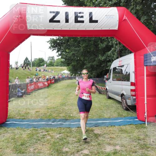 21.06.2025 - 27. Vierlanden-Triathlon MichiJ http://msf.ph/oto/8028811 15.06.2026 12:13:32 Ziel 251, 869 meine-sportfotos.de