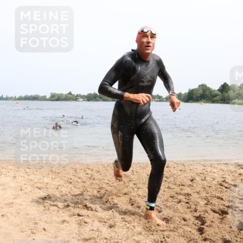 15.06.2025 - 27. Vierlanden-Triathlon Lena Gebhardt http://msf.ph/oto/8028813 15.06.2025 11:03:39 Schwimmen 766, 810, 822 meine-sportfotos.de