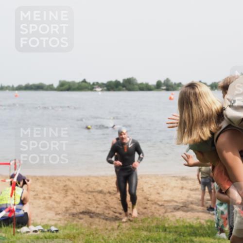 21.06.2025 - 27. Vierlanden-Triathlon MichiJ http://msf.ph/oto/8028814 15.06.2026 10:59:02 Schwimmen 706, 709, 760 meine-sportfotos.de
