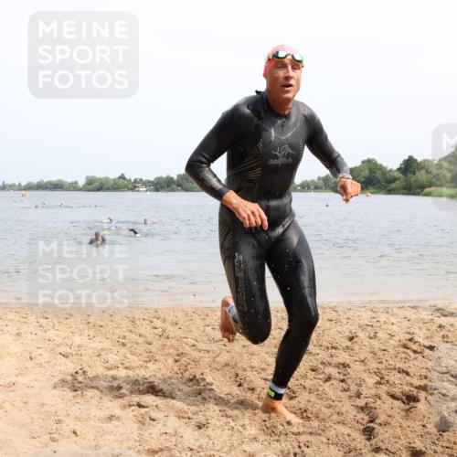 15.06.2025 - 27. Vierlanden-Triathlon Lena Gebhardt http://msf.ph/oto/8028818 15.06.2025 11:03:39 Schwimmen 766, 810, 822 meine-sportfotos.de