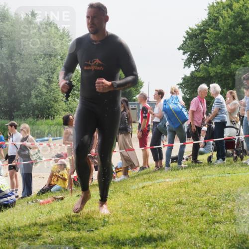 15.06.2025 - 27. Vierlanden-Triathlon KatJ http://msf.ph/oto/8028826 15.06.2025 11:03:56 Schwimmen 773 meine-sportfotos.de