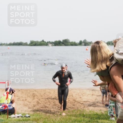 21.06.2025 - 27. Vierlanden-Triathlon MichiJ http://msf.ph/oto/8028827 15.06.2026 10:59:03 Schwimmen 706, 709, 760 meine-sportfotos.de