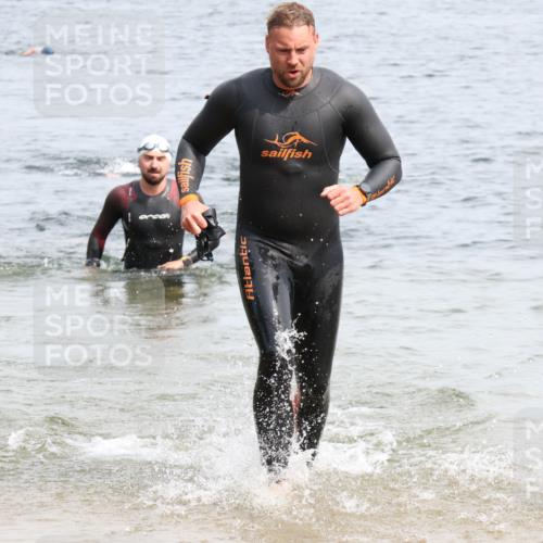 15.06.2025 - 27. Vierlanden-Triathlon Lena Gebhardt http://msf.ph/oto/8028831 15.06.2025 11:03:47 Schwimmen 773, 822 meine-sportfotos.de