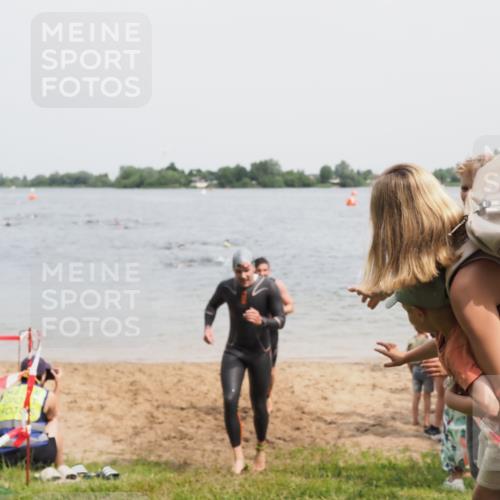 21.06.2025 - 27. Vierlanden-Triathlon MichiJ http://msf.ph/oto/8028835 15.06.2026 10:59:03 Schwimmen 706, 709, 760 meine-sportfotos.de