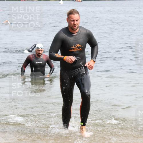 15.06.2025 - 27. Vierlanden-Triathlon Lena Gebhardt http://msf.ph/oto/8028839 15.06.2025 11:03:48 Schwimmen 773, 822 meine-sportfotos.de