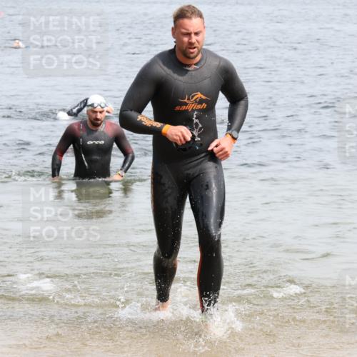 15.06.2025 - 27. Vierlanden-Triathlon Lena Gebhardt http://msf.ph/oto/8028846 15.06.2025 11:03:48 Schwimmen 773, 822 meine-sportfotos.de