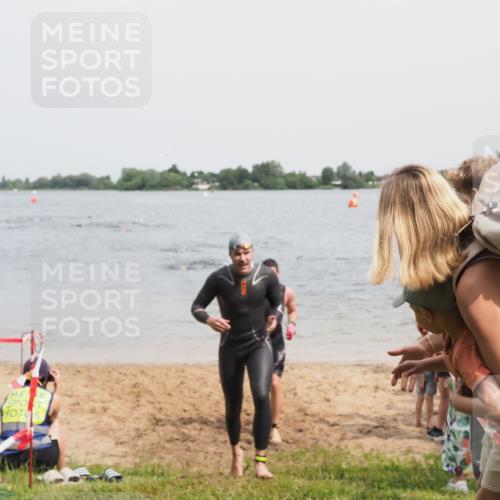 21.06.2025 - 27. Vierlanden-Triathlon MichiJ http://msf.ph/oto/8028848 15.06.2026 10:59:03 Schwimmen 706, 709, 760 meine-sportfotos.de