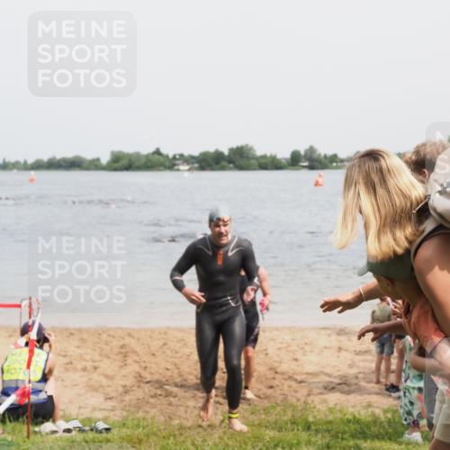 21.06.2025 - 27. Vierlanden-Triathlon MichiJ http://msf.ph/oto/8028854 15.06.2026 10:59:03 Schwimmen 706, 709, 760 meine-sportfotos.de