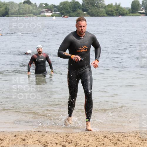 15.06.2025 - 27. Vierlanden-Triathlon Lena Gebhardt http://msf.ph/oto/8028857 15.06.2025 11:03:48 Schwimmen 773, 822 meine-sportfotos.de