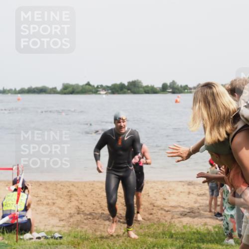 21.06.2025 - 27. Vierlanden-Triathlon MichiJ http://msf.ph/oto/8028860 15.06.2026 10:59:04 Schwimmen 706, 709 meine-sportfotos.de