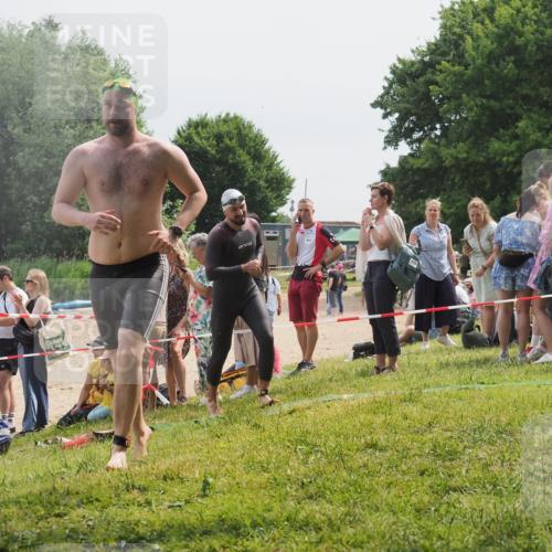15.06.2025 - 27. Vierlanden-Triathlon KatJ http://msf.ph/oto/8028863 15.06.2025 11:04:05 Schwimmen 663, 729, 754 meine-sportfotos.de