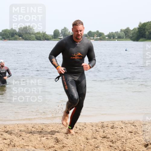 15.06.2025 - 27. Vierlanden-Triathlon Lena Gebhardt http://msf.ph/oto/8028875 15.06.2025 11:03:50 Schwimmen 729, 773 meine-sportfotos.de