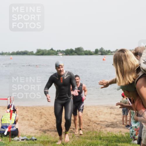 21.06.2025 - 27. Vierlanden-Triathlon MichiJ http://msf.ph/oto/8028876 15.06.2026 10:59:04 Schwimmen 706, 709 meine-sportfotos.de