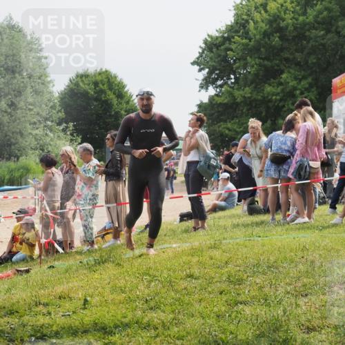 15.06.2025 - 27. Vierlanden-Triathlon KatJ http://msf.ph/oto/8028878 15.06.2025 11:04:06 Schwimmen 663, 729, 754 meine-sportfotos.de