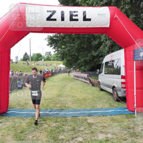 21.06.2025 - 27. Vierlanden-Triathlon MichiJ http://msf.ph/oto/8028880 15.06.2026 12:16:24 Ziel 774 meine-sportfotos.de