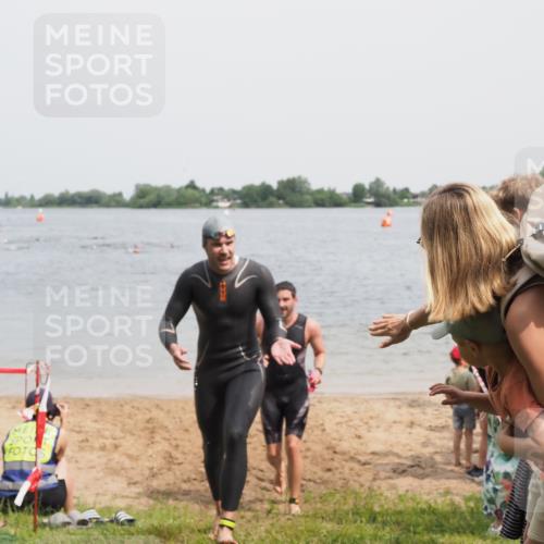 21.06.2025 - 27. Vierlanden-Triathlon MichiJ http://msf.ph/oto/8028882 15.06.2026 10:59:04 Schwimmen 706, 709 meine-sportfotos.de