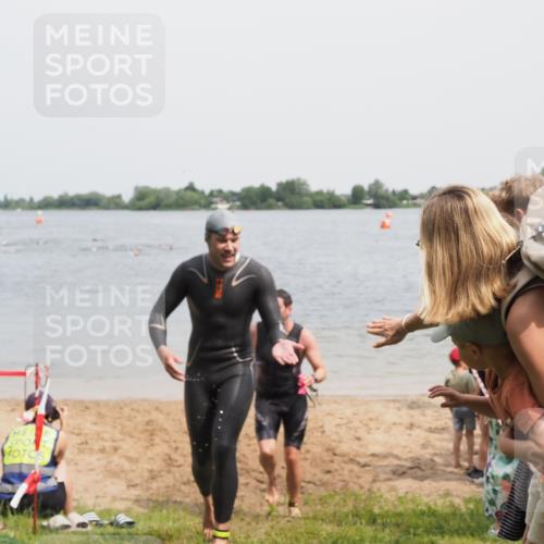 21.06.2025 - 27. Vierlanden-Triathlon MichiJ http://msf.ph/oto/8028891 15.06.2026 10:59:04 Schwimmen 706, 709 meine-sportfotos.de