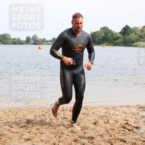 15.06.2025 - 27. Vierlanden-Triathlon Lena Gebhardt http://msf.ph/oto/8028897 15.06.2025 11:03:51 Schwimmen 729, 773 meine-sportfotos.de