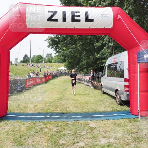 21.06.2025 - 27. Vierlanden-Triathlon MichiJ http://msf.ph/oto/8028901 15.06.2026 12:19:25 Ziel 25 meine-sportfotos.de