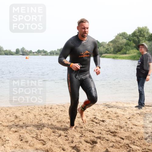 15.06.2025 - 27. Vierlanden-Triathlon Lena Gebhardt http://msf.ph/oto/8028906 15.06.2025 11:03:51 Schwimmen 729, 773 meine-sportfotos.de