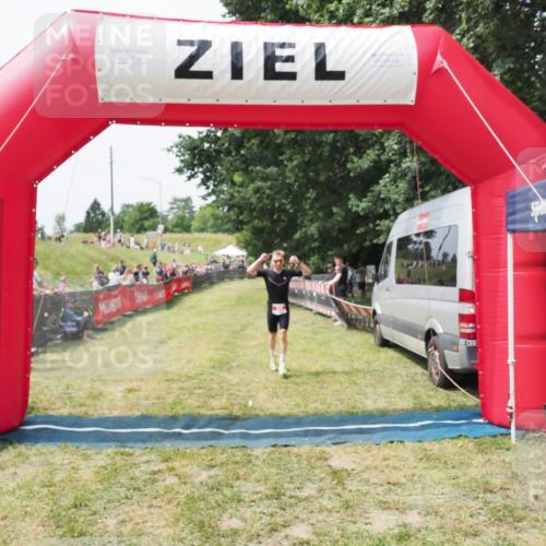 21.06.2025 - 27. Vierlanden-Triathlon MichiJ http://msf.ph/oto/8028929 15.06.2026 12:19:26 Ziel 25 meine-sportfotos.de