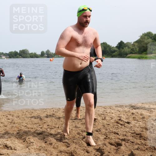 15.06.2025 - 27. Vierlanden-Triathlon Lena Gebhardt http://msf.ph/oto/8028941 15.06.2025 11:04:01 Schwimmen 663, 729, 754, 773 meine-sportfotos.de