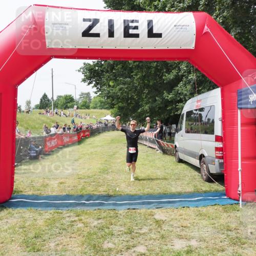 21.06.2025 - 27. Vierlanden-Triathlon MichiJ http://msf.ph/oto/8028943 15.06.2026 12:19:26 Ziel 25 meine-sportfotos.de