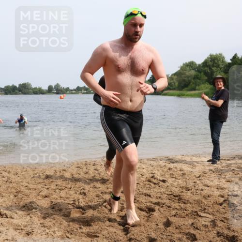 15.06.2025 - 27. Vierlanden-Triathlon Lena Gebhardt http://msf.ph/oto/8028946 15.06.2025 11:04:01 Schwimmen 663, 729, 754, 773 meine-sportfotos.de