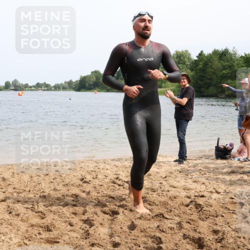 15.06.2025 - 27. Vierlanden-Triathlon Lena Gebhardt http://msf.ph/oto/8028949 15.06.2025 11:04:02 Schwimmen 663, 729, 754 meine-sportfotos.de