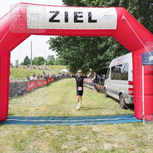 21.06.2025 - 27. Vierlanden-Triathlon MichiJ http://msf.ph/oto/8028954 15.06.2026 12:19:26 Ziel 25 meine-sportfotos.de