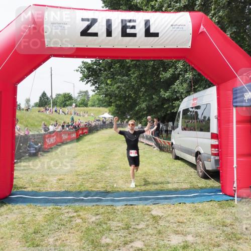 21.06.2025 - 27. Vierlanden-Triathlon MichiJ http://msf.ph/oto/8028960 15.06.2026 12:19:26 Ziel 25 meine-sportfotos.de