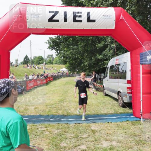 21.06.2025 - 27. Vierlanden-Triathlon MichiJ http://msf.ph/oto/8028982 15.06.2026 12:19:27 Ziel 25 meine-sportfotos.de