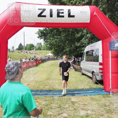 21.06.2025 - 27. Vierlanden-Triathlon MichiJ http://msf.ph/oto/8028987 15.06.2026 12:19:27 Ziel 25 meine-sportfotos.de