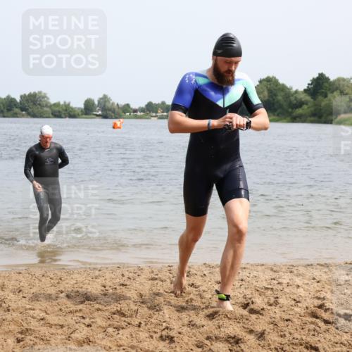 15.06.2025 - 27. Vierlanden-Triathlon Lena Gebhardt http://msf.ph/oto/8029004 15.06.2025 11:04:13 Schwimmen 658, 663, 763 meine-sportfotos.de