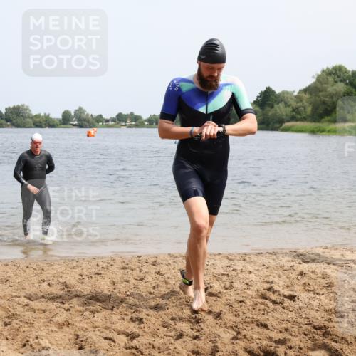 15.06.2025 - 27. Vierlanden-Triathlon Lena Gebhardt http://msf.ph/oto/8029009 15.06.2025 11:04:13 Schwimmen 658, 663, 763 meine-sportfotos.de