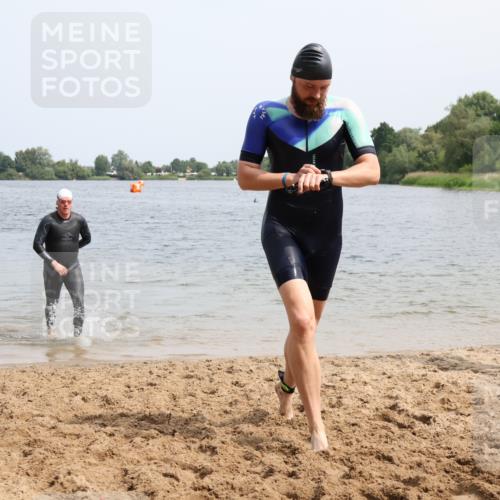 15.06.2025 - 27. Vierlanden-Triathlon Lena Gebhardt http://msf.ph/oto/8029012 15.06.2025 11:04:13 Schwimmen 658, 663, 763 meine-sportfotos.de