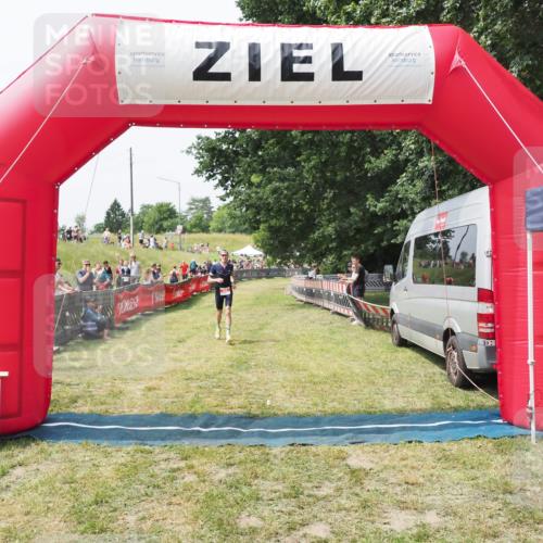 21.06.2025 - 27. Vierlanden-Triathlon MichiJ http://msf.ph/oto/8029016 15.06.2026 12:19:39 Ziel 46 meine-sportfotos.de