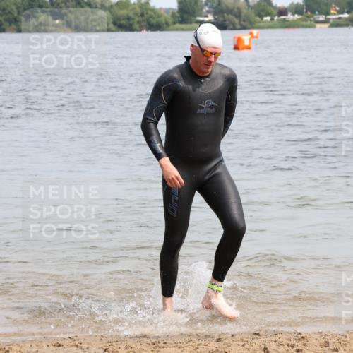 15.06.2025 - 27. Vierlanden-Triathlon Lena Gebhardt http://msf.ph/oto/8029019 15.06.2025 11:04:14 Schwimmen 658, 663, 763 meine-sportfotos.de