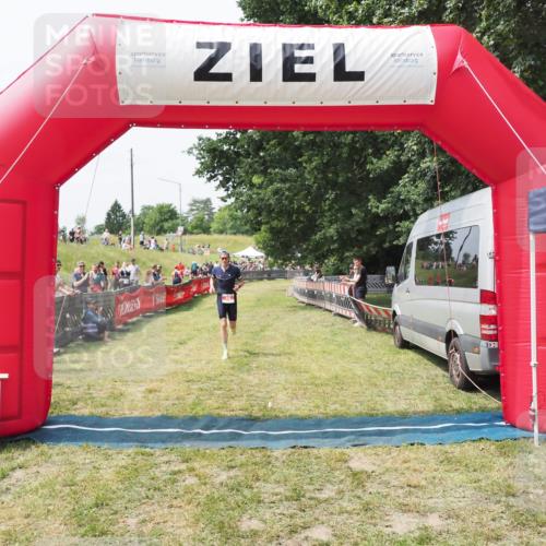 21.06.2025 - 27. Vierlanden-Triathlon MichiJ http://msf.ph/oto/8029024 15.06.2026 12:19:40 Ziel 46 meine-sportfotos.de