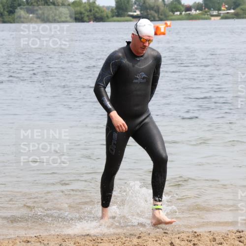 15.06.2025 - 27. Vierlanden-Triathlon Lena Gebhardt http://msf.ph/oto/8029025 15.06.2025 11:04:14 Schwimmen 658, 663, 763 meine-sportfotos.de