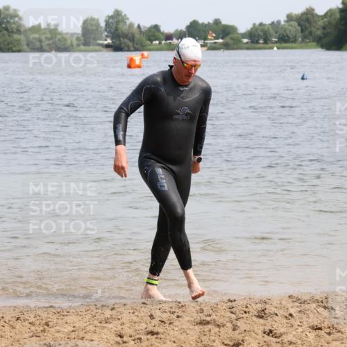 15.06.2025 - 27. Vierlanden-Triathlon Lena Gebhardt http://msf.ph/oto/8029032 15.06.2025 11:04:15 Schwimmen 658, 663, 763 meine-sportfotos.de