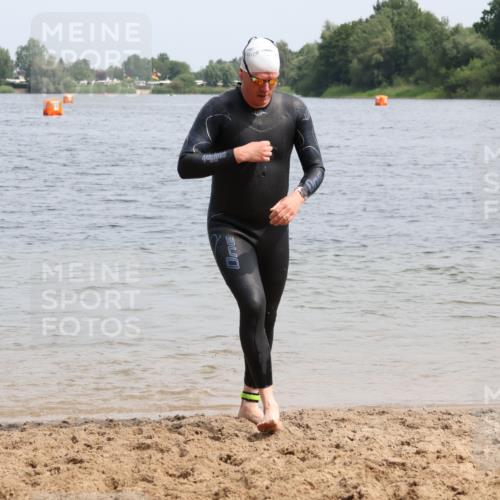 15.06.2025 - 27. Vierlanden-Triathlon Lena Gebhardt http://msf.ph/oto/8029045 15.06.2025 11:04:16 Schwimmen 658, 663, 763 meine-sportfotos.de