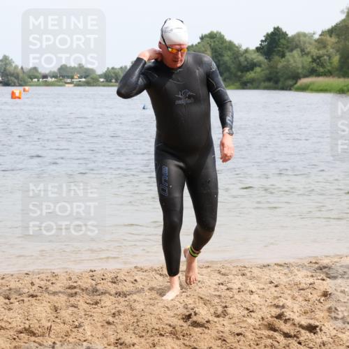 15.06.2025 - 27. Vierlanden-Triathlon Lena Gebhardt http://msf.ph/oto/8029053 15.06.2025 11:04:17 Schwimmen 658, 763 meine-sportfotos.de