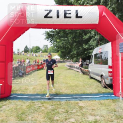 21.06.2025 - 27. Vierlanden-Triathlon MichiJ http://msf.ph/oto/8029056 15.06.2026 12:19:41 Ziel 46 meine-sportfotos.de