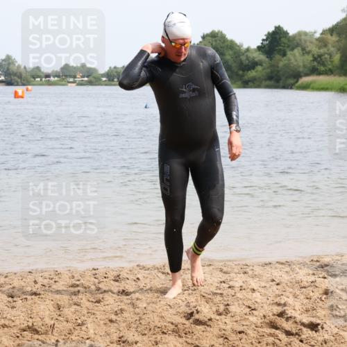 15.06.2025 - 27. Vierlanden-Triathlon Lena Gebhardt http://msf.ph/oto/8029057 15.06.2025 11:04:17 Schwimmen 658, 763 meine-sportfotos.de