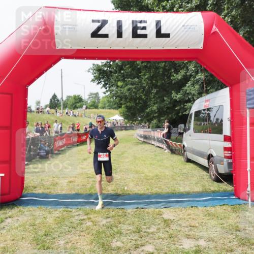21.06.2025 - 27. Vierlanden-Triathlon MichiJ http://msf.ph/oto/8029061 15.06.2026 12:19:41 Ziel 46 meine-sportfotos.de