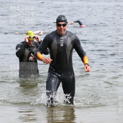 15.06.2025 - 27. Vierlanden-Triathlon Lena Gebhardt http://msf.ph/oto/8029062 15.06.2025 11:04:32 Schwimmen 841, 859 meine-sportfotos.de